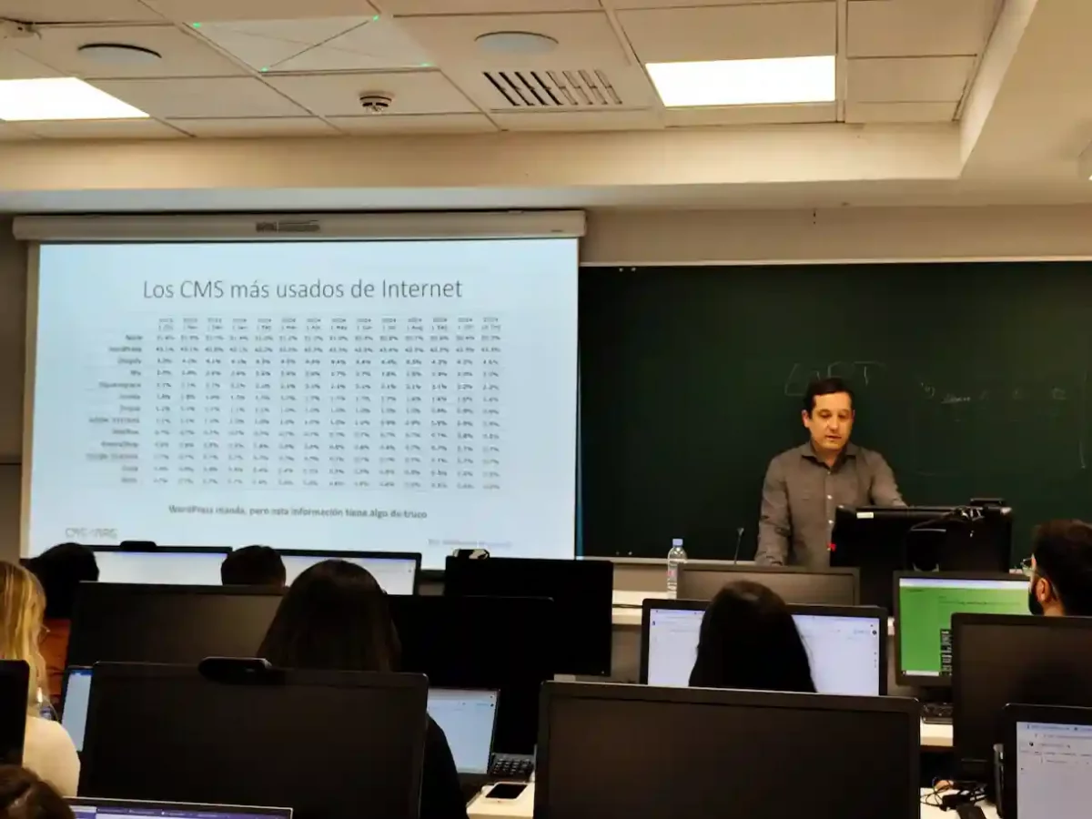 Clase de CMS y DXP en el máster en periodismo digital y nuevos perfiles profesionales 2024 de la URJC