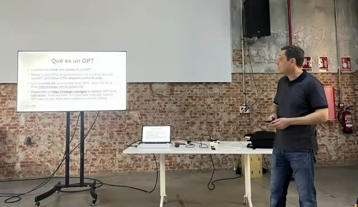 Sesión sobre cómo crear GPTs personalizados en Matadero Madrid