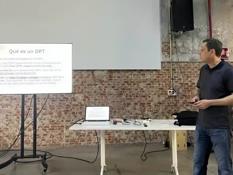 Sesión sobre cómo crear GPTs personalizados en Matadero Madrid