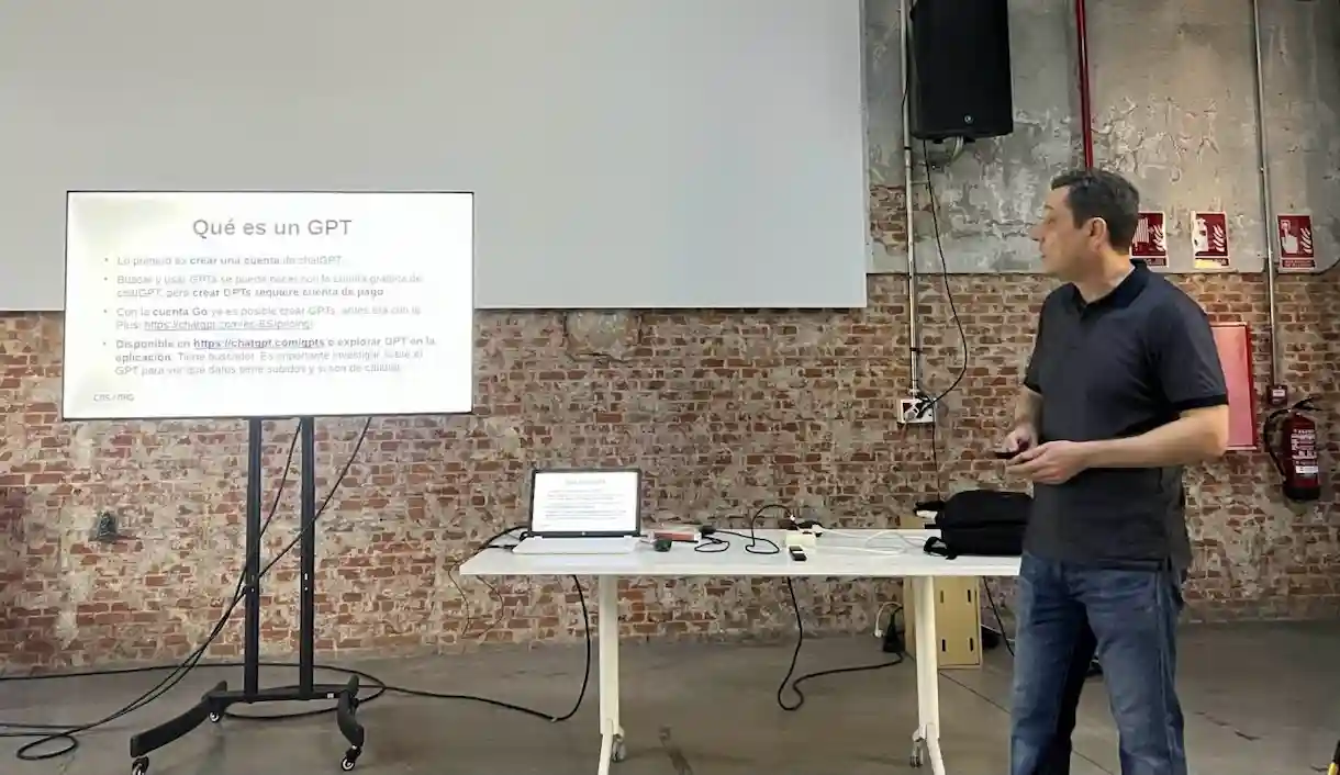 Sesión sobre cómo crear GPTs personalizados en Matadero Madrid