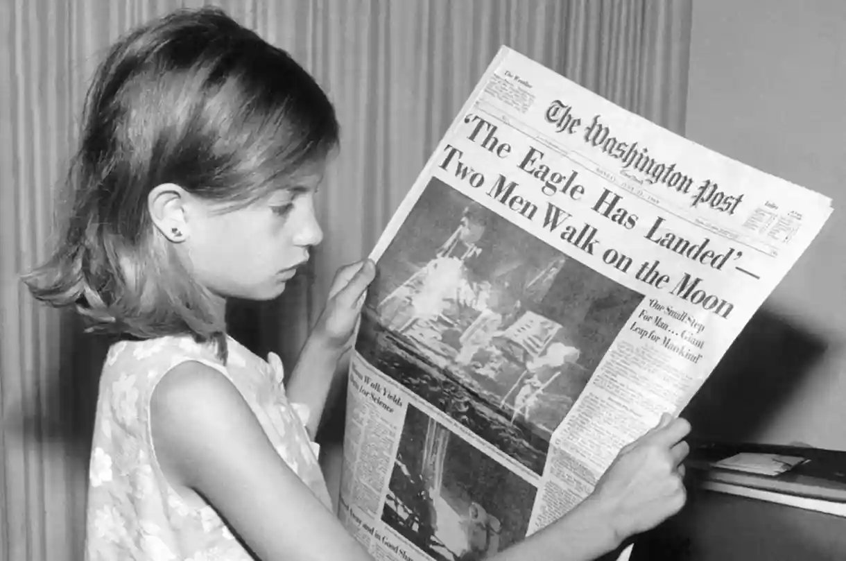 Niña leyendo The Washington Post (Fuente: Pixabay)